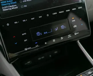 Innenraum von Hyundai Tucson zur Miete in Georgien. Ein großartiges 5-Sitzer Fahrzeug mit Automatisch Getriebe.