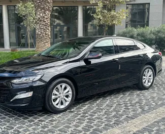 Frontansicht eines Mietwagens Chevrolet Malibu am Flughafen Baku, Aserbaidschan ✓ Auto Nr.15237. ✓ Automatisch TM ✓ 0 Bewertungen.