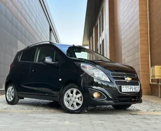Frontansicht eines Mietwagens Chevrolet Spark am Flughafen Baku, Aserbaidschan ✓ Auto Nr.5215. ✓ Automatisch TM ✓ 0 Bewertungen.