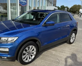 Frontansicht eines Mietwagens Volkswagen T-Roc in Barcelona, Spanien ✓ Auto Nr.15180. ✓ Automatisch TM ✓ 0 Bewertungen.