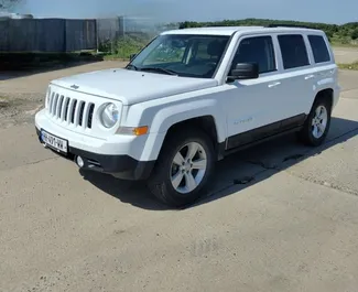 Frontansicht eines Mietwagens Jeep Patriot in Tiflis, Georgien ✓ Auto Nr.15175. ✓ Automatisch TM ✓ 0 Bewertungen.