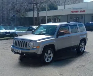 Frontansicht eines Mietwagens Jeep Patriot in Tiflis, Georgien ✓ Auto Nr.15174. ✓ Automatisch TM ✓ 0 Bewertungen.