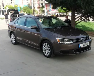 Frontansicht eines Mietwagens Volkswagen Jetta in Tiflis, Georgien ✓ Auto Nr.15170. ✓ Automatisch TM ✓ 0 Bewertungen.