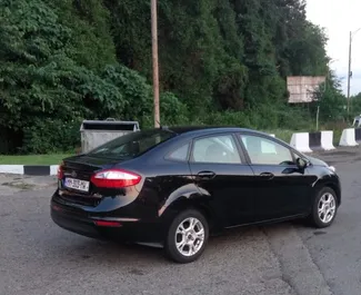 Frontansicht eines Mietwagens Ford Fiesta in Tiflis, Georgien ✓ Auto Nr.15107. ✓ Automatisch TM ✓ 0 Bewertungen.