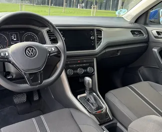 Innenraum von Volkswagen T-Roc zur Miete in Spanien. Ein großartiges 5-Sitzer Fahrzeug mit Automatisch Getriebe.