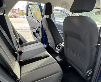 Volkswagen T-Roc 2021 zur Miete verfügbar in Barcelona, mit Kilometerbegrenzung 250 km/Tag.