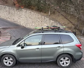 Innenraum von Subaru Forester zur Miete in Georgien. Ein großartiges 5-Sitzer Fahrzeug mit Automatisch Getriebe.