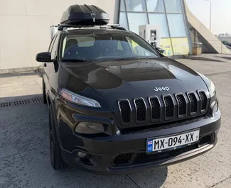 Frontansicht eines Mietwagens Jeep Cherokee in Tiflis, Georgien ✓ Auto Nr.14752. ✓ Automatisch TM ✓ 0 Bewertungen.