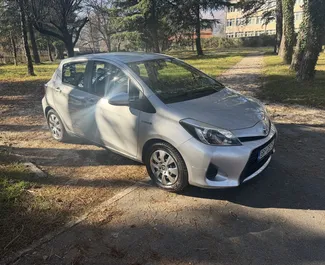 Mietwagen Toyota Yaris 2017 in Montenegro, mit Hybride-Kraftstoff und 80 PS ➤ Ab 30 EUR pro Tag.