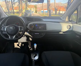 Frontansicht eines Mietwagens Toyota Yaris in Budva, Montenegro ✓ Auto Nr.15235. ✓ Automatisch TM ✓ 0 Bewertungen.