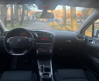 Frontansicht eines Mietwagens Citroen C4 in Budva, Montenegro ✓ Auto Nr.15254. ✓ Automatisch TM ✓ 0 Bewertungen.