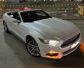 Frontansicht eines Mietwagens Ford Mustang Cabrio in Baku, Aserbaidschan ✓ Auto Nr.15245. ✓ Automatisch TM ✓ 0 Bewertungen.