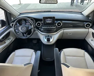 Diesel 2,2L Motor von Mercedes-Benz V-Class 2016 zur Miete in Bar.