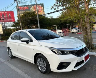 Frontansicht eines Mietwagens Honda City auf Samui Flughafen, Thailand ✓ Auto Nr.15190. ✓ Automatisch TM ✓ 0 Bewertungen.