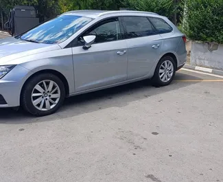 Frontansicht eines Mietwagens SEAT Leon ST am Flughafen Burgas, Bulgarien ✓ Auto Nr.15216. ✓ Automatisch TM ✓ 0 Bewertungen.