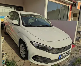 Frontansicht eines Mietwagens Fiat Egea in Fethiye, Türkei ✓ Auto Nr.11778. ✓ Schaltgetriebe TM ✓ 1 Bewertungen.