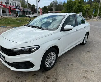Frontansicht eines Mietwagens Fiat Egea in Fethiye, Türkei ✓ Auto Nr.11779. ✓ Schaltgetriebe TM ✓ 0 Bewertungen.
