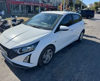 Frontansicht eines Mietwagens Hyundai i20 in Fethiye, Türkei ✓ Auto Nr.11768. ✓ Automatisch TM ✓ 5 Bewertungen.