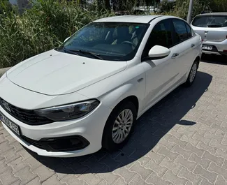 Frontansicht eines Mietwagens Fiat Egea in Fethiye, Türkei ✓ Auto Nr.11756. ✓ Schaltgetriebe TM ✓ 6 Bewertungen.
