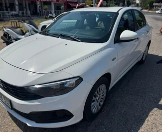 Frontansicht eines Mietwagens Fiat Egea in Fethiye, Türkei ✓ Auto Nr.11780. ✓ Schaltgetriebe TM ✓ 0 Bewertungen.