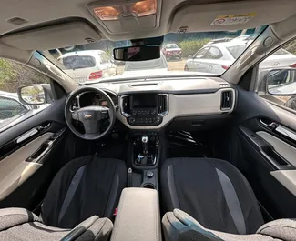 Benzin L Motor von Chevrolet Trailblazer 2022 zur Miete am Flughafen Baku.