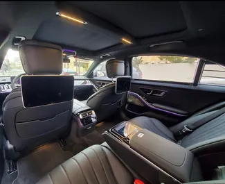 Benzin L Motor von Mercedes-Benz S-Class 2021 zur Miete am Flughafen Baku.