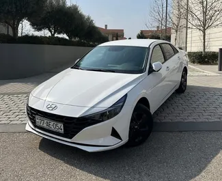 Frontansicht eines Mietwagens Hyundai Elantra am Flughafen Baku, Aserbaidschan ✓ Auto Nr.15236. ✓ Automatisch TM ✓ 0 Bewertungen.