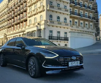 Frontansicht eines Mietwagens Hyundai Sonata am Flughafen Baku, Aserbaidschan ✓ Auto Nr.15238. ✓ Automatisch TM ✓ 0 Bewertungen.