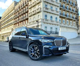 Frontansicht eines Mietwagens BMW X7 am Flughafen Baku, Aserbaidschan ✓ Auto Nr.15243. ✓ Automatisch TM ✓ 0 Bewertungen.