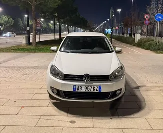 Frontansicht eines Mietwagens Volkswagen Golf 6 in Tirana, Albanien ✓ Auto Nr.15188. ✓ Schaltgetriebe TM ✓ 0 Bewertungen.