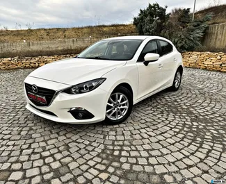 Frontansicht eines Mietwagens Mazda 3 am Flughafen Burgas, Bulgarien ✓ Auto Nr.15215. ✓ Automatisch TM ✓ 0 Bewertungen.