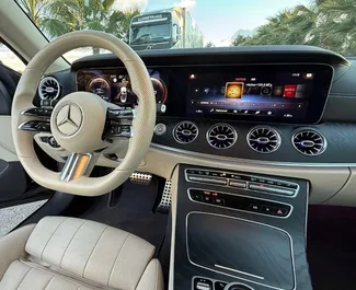 Mercedes-Benz E-Class Cabrio 2023 mit Antriebssystem Frontantrieb, verfügbar in Alicante.