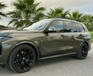 Vermietung BMW X7. Premium, Luxus, Crossover Fahrzeug zur Miete in Spanien ✓ Kaution Einzahlung von 3000 EUR ✓ Versicherungsoptionen KFZ-HV.