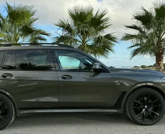 Innenraum von BMW X7 zur Miete in Spanien. Ein großartiges 7-Sitzer Fahrzeug mit Automatisch Getriebe.