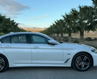 Vermietung BMW 530d. Komfort, Premium Fahrzeug zur Miete in Spanien ✓ Kaution Einzahlung von 1000 EUR ✓ Versicherungsoptionen KFZ-HV.