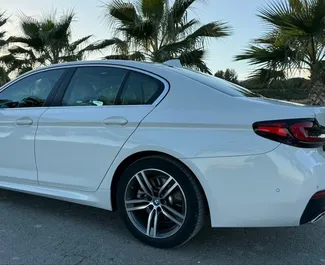 BMW 530d 2022 zur Miete verfügbar in Alicante, mit Kilometerbegrenzung 200 km/Tag.