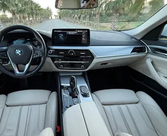 Innenraum von BMW 530d zur Miete in Spanien. Ein großartiges 5-Sitzer Fahrzeug mit Automatisch Getriebe.