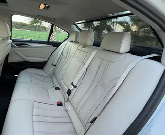 BMW 530d 2022 mit Antriebssystem Allradantrieb, verfügbar in Alicante.