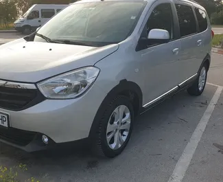 Frontansicht eines Mietwagens Dacia Lodgy am Flughafen Burgas, Bulgarien ✓ Auto Nr.15213. ✓ Schaltgetriebe TM ✓ 0 Bewertungen.