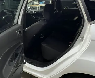 Frontansicht eines Mietwagens Ford Fiesta am Flughafen von Tirana, Albanien ✓ Auto Nr.15265. ✓ Automatisch TM ✓ 0 Bewertungen.