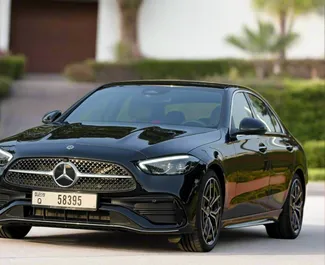 Frontansicht eines Mietwagens Mercedes-Benz C200 in Dubai, VAE ✓ Auto Nr.6160. ✓ Automatisch TM ✓ 0 Bewertungen.