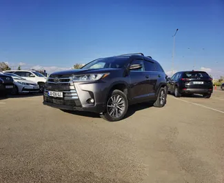 Frontansicht eines Mietwagens Toyota Highlander in Tiflis, Georgien ✓ Auto Nr.1248. ✓ Automatisch TM ✓ 7 Bewertungen.
