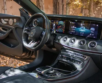 Mercedes-Benz E53 AMG 2024 zur Miete verfügbar in Dubai, mit Kilometerbegrenzung 250 km/Tag.