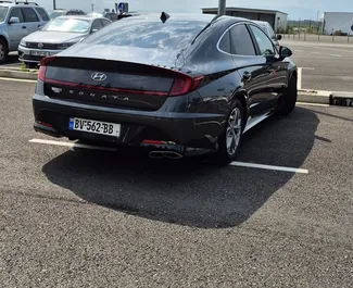 Vermietung Hyundai Sonata. Komfort, Premium Fahrzeug zur Miete in Georgien ✓ Kaution Einzahlung von 300 GEL ✓ Versicherungsoptionen KFZ-HV, VKV Plus, VKV Komplett, Insassen, Diebstahlschutz, Junge.
