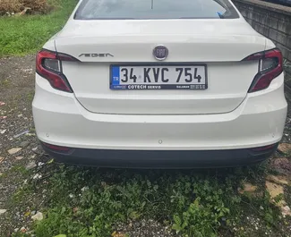 Frontansicht eines Mietwagens Fiat Egea am Flughafen Dalaman, Türkei ✓ Auto Nr.15281. ✓ Schaltgetriebe TM ✓ 0 Bewertungen.