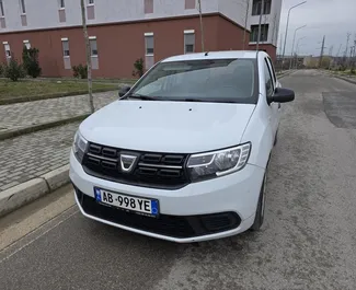 Frontansicht eines Mietwagens Dacia Sandero am Flughafen von Tirana, Albanien ✓ Auto Nr.15392. ✓ Schaltgetriebe TM ✓ 0 Bewertungen.
