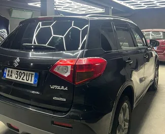 Frontansicht eines Mietwagens Suzuki Vitara am Flughafen von Tirana, Albanien ✓ Auto Nr.15261. ✓ Schaltgetriebe TM ✓ 0 Bewertungen.