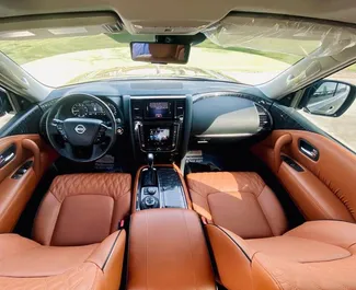 Benzin 5,7L Motor von Nissan Patrol 2024 zur Miete in Dubai.