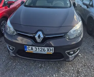 Frontansicht eines Mietwagens Renault Fluence am Flughafen Sofia, Bulgarien ✓ Auto Nr.15397. ✓ Schaltgetriebe TM ✓ 0 Bewertungen.