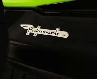 Innenraum von Lamborghini Urus zur Miete in VAE. Ein großartiges 5-Sitzer Fahrzeug mit Automatisch Getriebe.